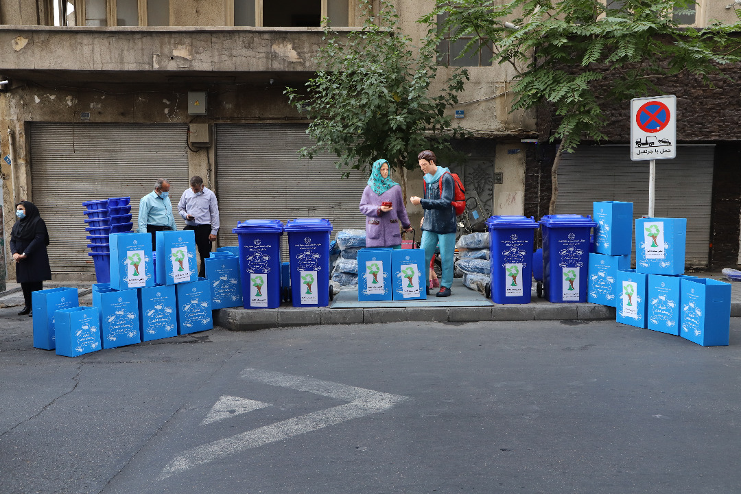 جمع آوری مخازن ۱۱۰۰ لیتری در خیابان بهار جنوبی تهران