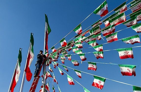 ۲۵ هزار متر آذین بندی به مناسبت دهه فجر در شرق تهران