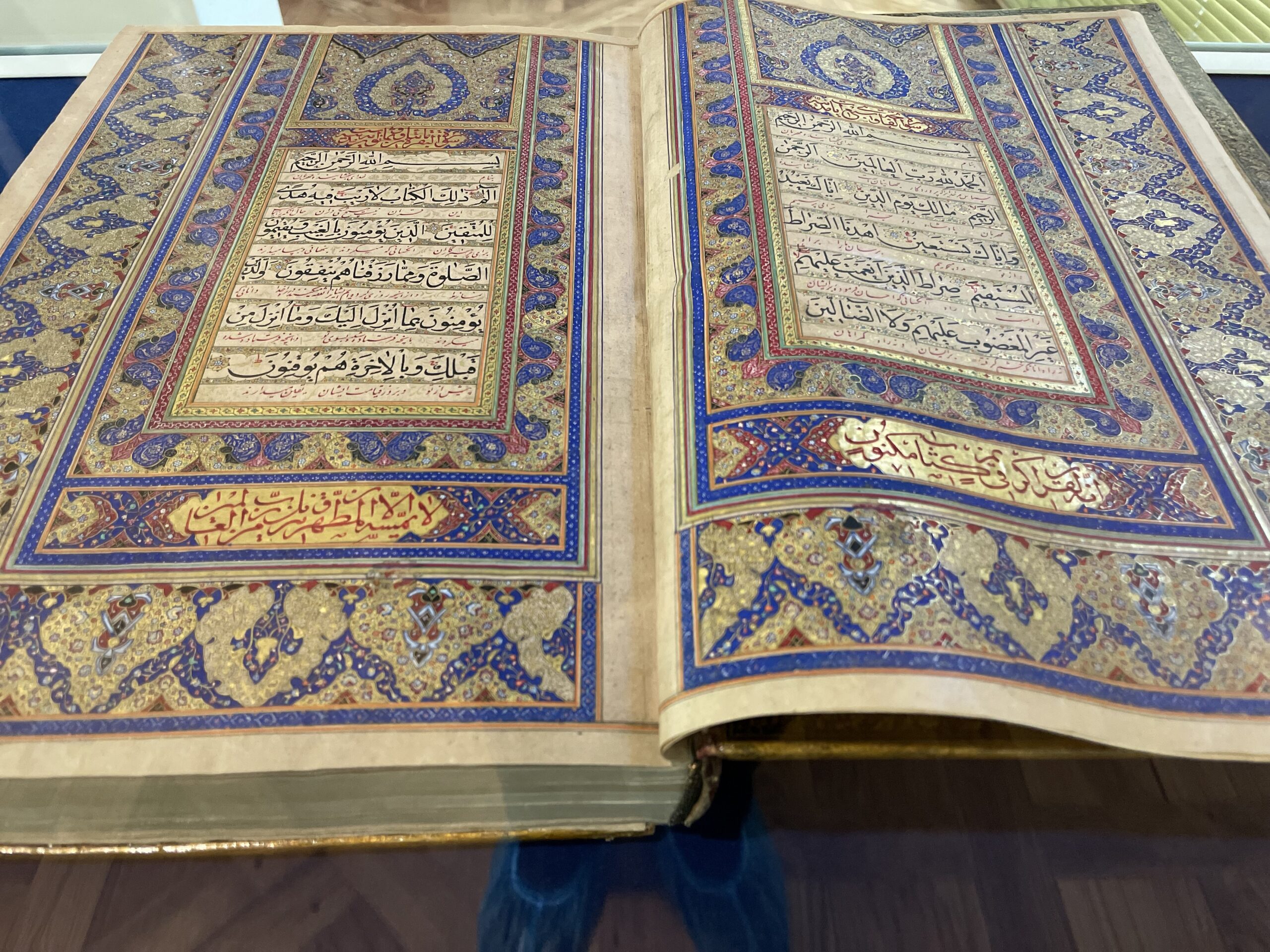 نمایش گزیده ای از قرآن های خطی موزه کتابخانه نیاوران
