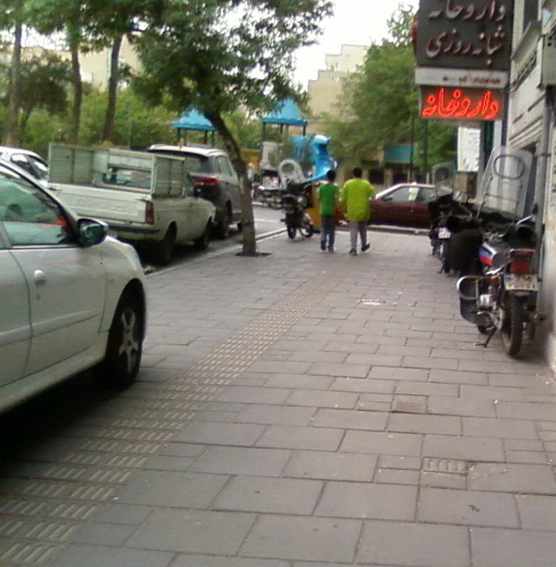 موتورسیکلت ها، مزاحم حریم عابر پیاده / ضروت نصب موانع برای حفاظت از حریم عابر پیاده/ پیگیری رسانه ای ادامه دارد