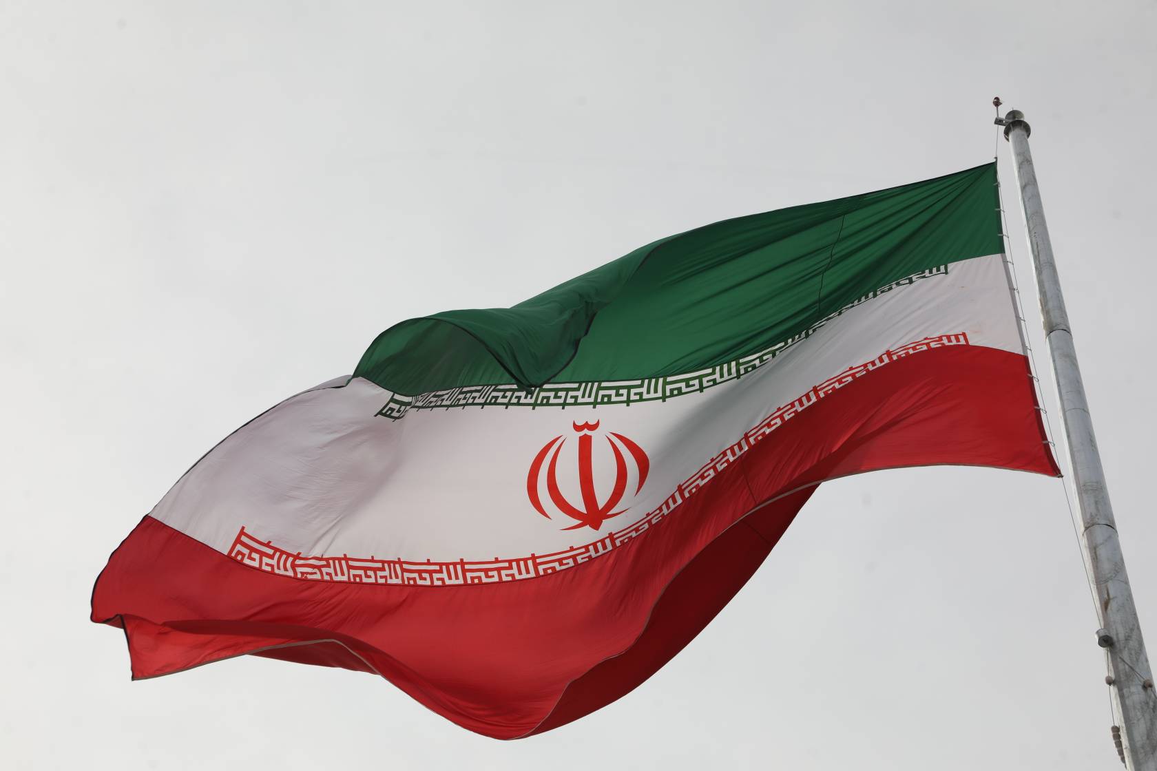 نصب پایه پرچم ۵۰ متری در منطقه ۱۷ تهران