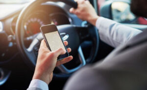 ببینید : نکات مهم درباره استفاده از تلفن همراه در رانندگی + موشن گرافی