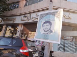 نصب تصاویر بزرگ شهدا در خیابان های یکی از مناطق تهران