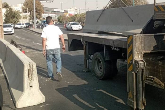 نصب نیوجرسی‌های بتنی برای ایمنی در بزرگراه یادگار امام (ره)