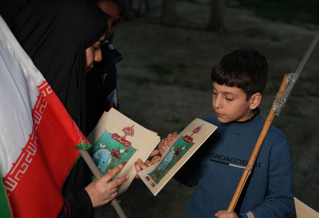 توزیع بسته‌های فرهنگی کانون در محل اسکان آسیب‌دیدگان جنگ